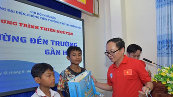 Tặng xe đạp cho học sinh miền núi