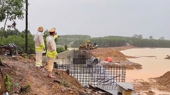Lực lượng Cảnh sát giao thông tích cực tham gia phòng, chống bão lũ