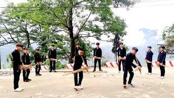 Những “cánh tay” kéo bật hủ tục