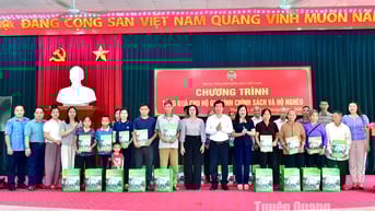 Trung ương Hội Nông dân Việt Nam về nguồn, tặng quà gia đình chính sách tại Tuyên Quang