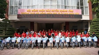 Chi hội Nhà báo Văn phòng đại diện, Thường trú tại Khánh Hòa: Tặng 20 xe đạp cho học sinh có hoàn cảnh đặc biệt khó khăn ở huyện Khánh Vĩnh