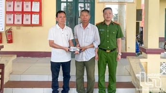 Trả lại gần 5 triệu đồng cho người đánh rơi