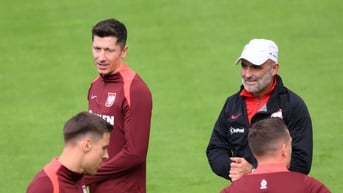 HLV Ba Lan từ chức sau mâu thuẫn Lewandowski