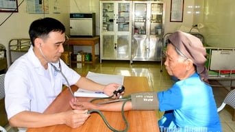 Chăm lo sức khoẻ cho người cao tuổi