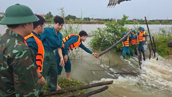 Nỗ lực khắc phục hàn khẩu 2 tuyến đê nội đồng bị vỡ ở Huế