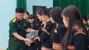 Pleiku: Tặng 30 bộ trang phục truyền thống cho Câu lạc bộ Bảo tồn âm nhạc dân gian Tây Nguyên