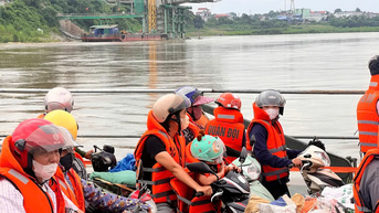 Phú Thọ: Quân đội dùng phà quân sự đưa người dân qua sông