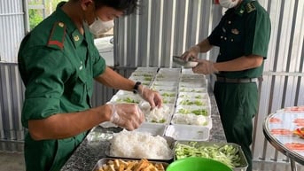 Tặng hàng trăm suất quà và suất ăn miễn phí cho người nghèo, học sinh khó khăn