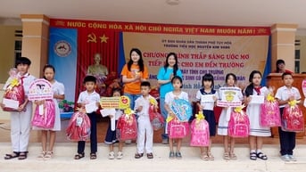 Hai du học sinh trao học bổng, tặng trang thiết bị trị giá 300 triệu đồng cho 2 trường học