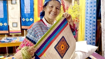 Giữ sắc màu văn hóa để phát triển ở làng nghề dệt lanh Lùng Tám