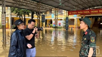 Giữa lũ dữ, sống cùng dòng tin