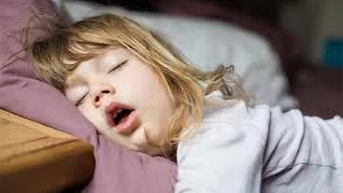 Bé 7 tháng tuổi ngủ ngáy có bất thường không?