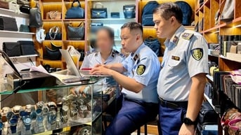 Saigon Square lại bị "đột kích", hàng trăm túi Gucci, Chanel giả bị thu giữ