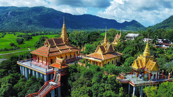 Ngôi chùa ở An Giang như 'lơ lửng trên cao', khách leo 240 bậc đến chiêm bái