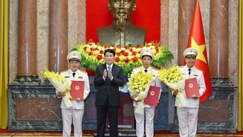 Chủ tịch nước Lương Cường trao quyết định thăng cấp bậc hàm Thượng tướng cho lãnh đạo Bộ Công an