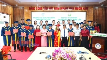 Bế giảng lớp đại học chuyên ngành khoa học cây trồng