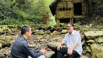 Lên cội nguồn Khuổi Nặm, Bó Hoài