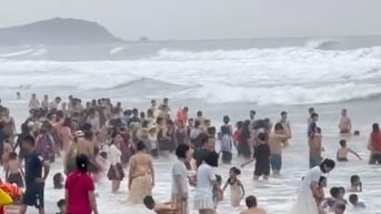 Cứu 20 người dân tắm biển bị sóng cuốn tại Cửa Lò