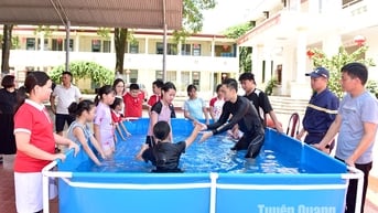 Hơn 300 người dân, giáo viên, học sinh được nâng cao kiến thức, kỹ năng về PCCC và CNCH