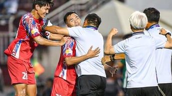 Thắng vất vả trên sân nhà, CLB TP HCM trụ hạng V-League thành công