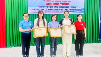 Lan tỏa yêu thương từ chương trình “Đỡ đầu - Nâng bước em đến trường”
