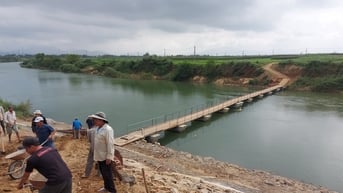 Mưa lũ cuốn trôi cầu phao Phú Lộc qua xã Đại An