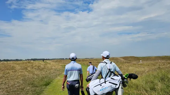 Nguyễn Anh Minh làm caddie trước ngày phát bóng lịch sử tại The Amateur Championship
