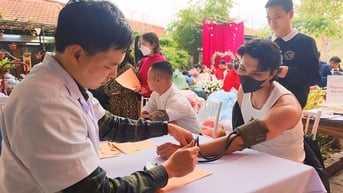 Ấm áp tình người cùng ‘Xuân hồng trên quê gốm’
