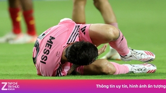 Messi bị đối thủ đạp vào người