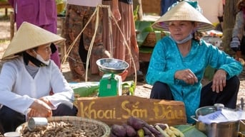 Khách Tây khám phá chợ quê bên dòng Thu Bồn cùng người dân Hội An