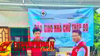 Bàn giao nhà Chữ Thập đỏ tại Đông Giang