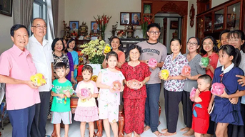Gia đình đồng chí Lê Phước Thọ mổ heo đất “Vì bệnh nhân nghèo”