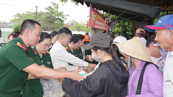 Suất cơm 2.000 đồng và trái tim của những người lính trẻ