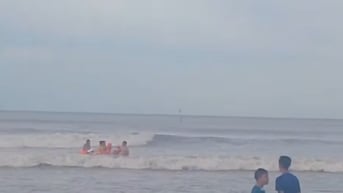 Cứu nhiều người bị sóng cuốn khi tắm biển ở biển Hà Tĩnh