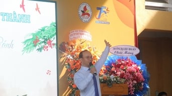 Hiệu trưởng gây sốt nhiều diễn đàn: Dáng vẻ cố gắng của các em là điều tuyệt vời nhất!