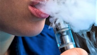 Người hút thuốc lá điện tử có thể bị phạt đến 5 triệu đồng