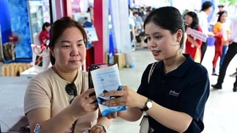 Ngân hàng đón hàng nghìn lượt khách mở tài khoản trong Lễ hội không tiền mặt