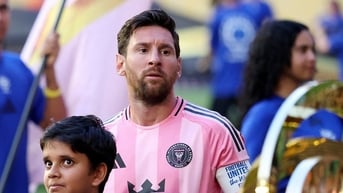 Vệ sĩ riêng bất ngờ xuất hiện, Messi ngó lơ fan cuồng Ronaldo tại Club World Cup