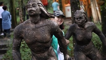 Khu du lịch gây sốt vì tuyển 'người rừng'