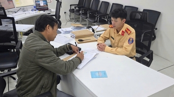Tài xế vượt đèn đỏ đưa người đi cấp cứu: Không bị xử phạt mà được khen ngợi vì hành động nhân văn