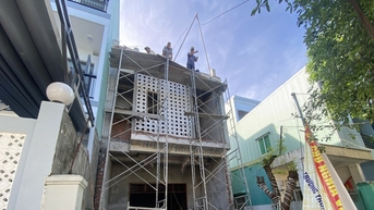 អ្នកម៉ៅការសំណង់នៅទីក្រុង Da Nang យំព្រោះរកអ្នកធ្វើឥដ្ឋមិនឃើញ