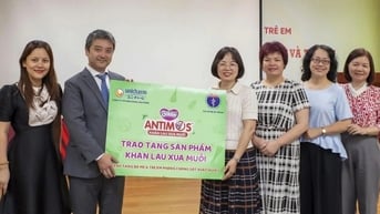Diana Unicharm tặng khăn lau xua muỗi Bobby Antimos chung tay phòng sốt xuất huyết