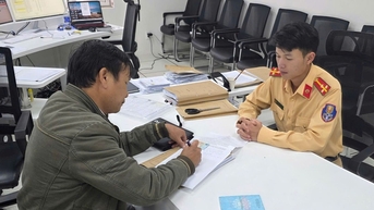 Vì sao tài xế 2 lần vượt đèn đỏ vẫn được tuyên dương?