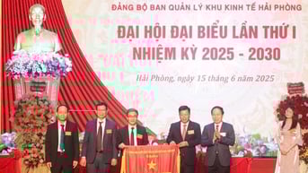 Ban quản lý Khu kinh tế Hải Phòng nhận Cờ thi đua của Chính Phủ