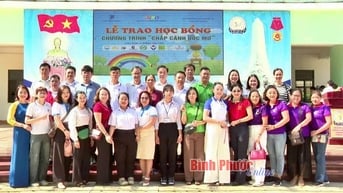 'Chắp cánh ước mơ' trao học bổng 149 triệu đồng