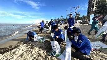 Tuổi trẻ Quảng Bình chung tay vệ sinh môi trường biển
