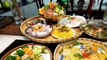 Món đặc sản trong mâm cỗ ở miền Tây, màu sắc rực rỡ, nấu bằng nồi đặc biệt