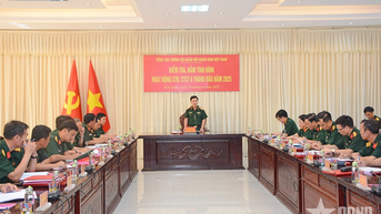 Trung tướng Đỗ Xuân Tụng kiểm tra, nắm tình hình tại Sư đoàn 10 (Quân đoàn 34)