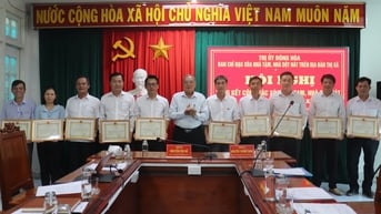 ĐÔNG HÒA: Khen thưởng 25 tập thể và cá nhân có thành tích trong công tác xóa nhà tạm