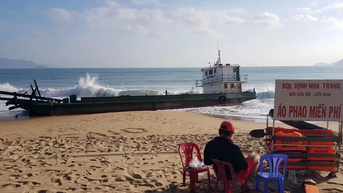 Trục vớt sà lan sau 6 năm bị vùi lấp ở bờ biển Nha Trang